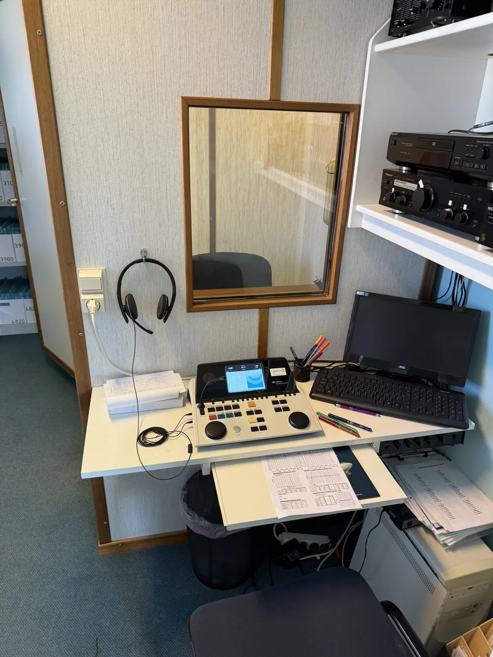 Audiomètre et casque sur le poste de l'examinateur