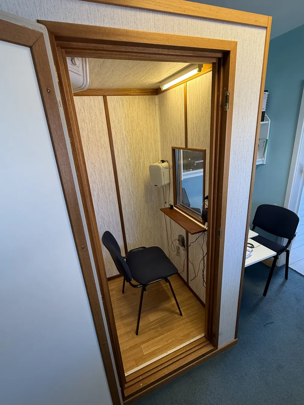 Cabine d'audiométrie insonorisée avec une chaise