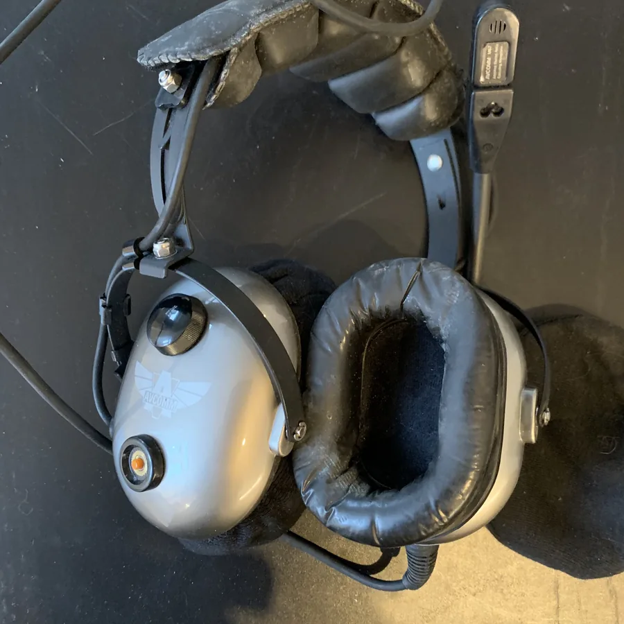 Mon premier casque ANR, un AVCOMM à deux piles (photo personnelle)