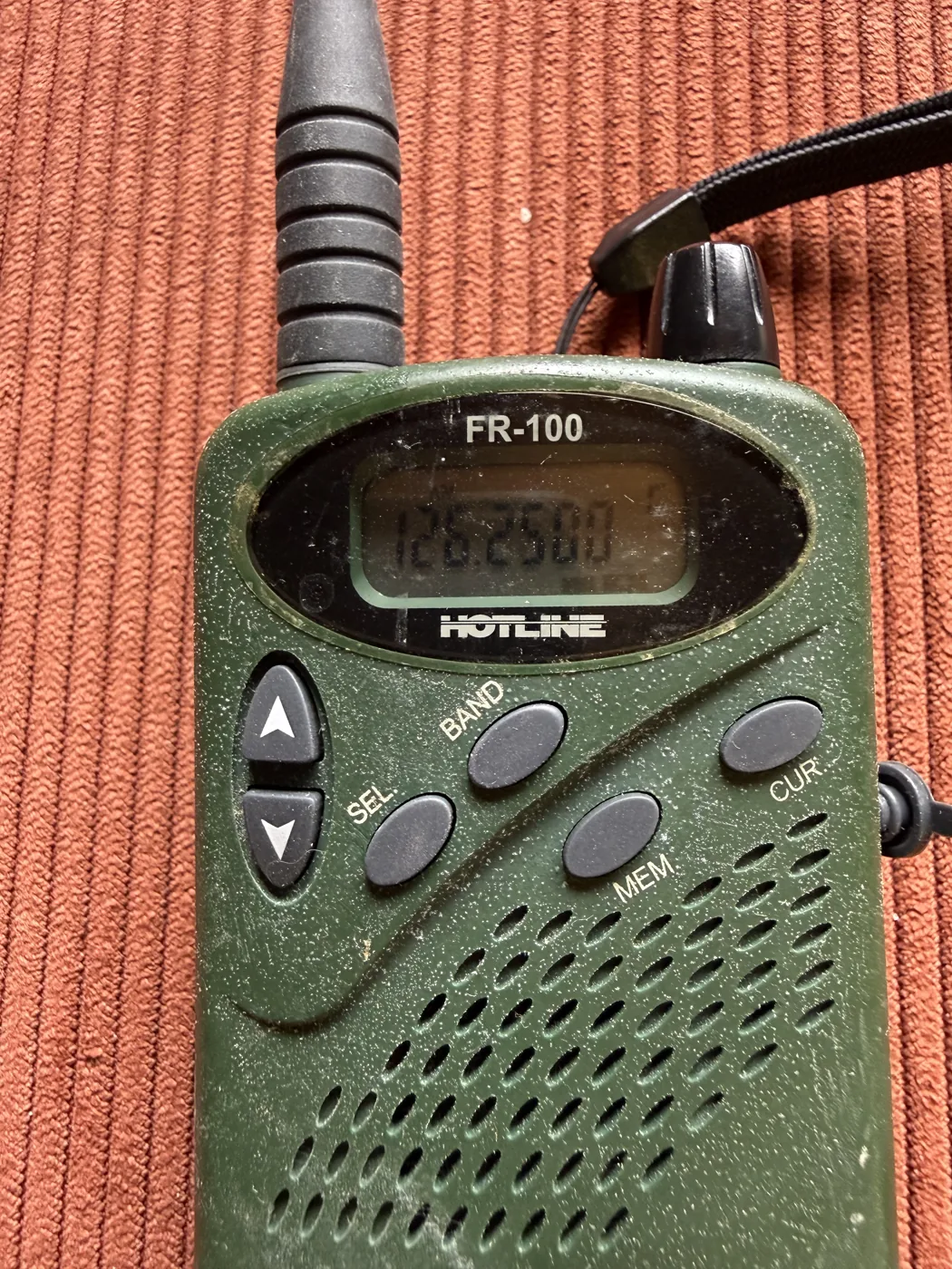 Hotline FR-100, récepteur VHF aviation vert, affichant 126,2500 MHz : la première radio d'élève de Fabian pour apprendre à décoder l'ATIS