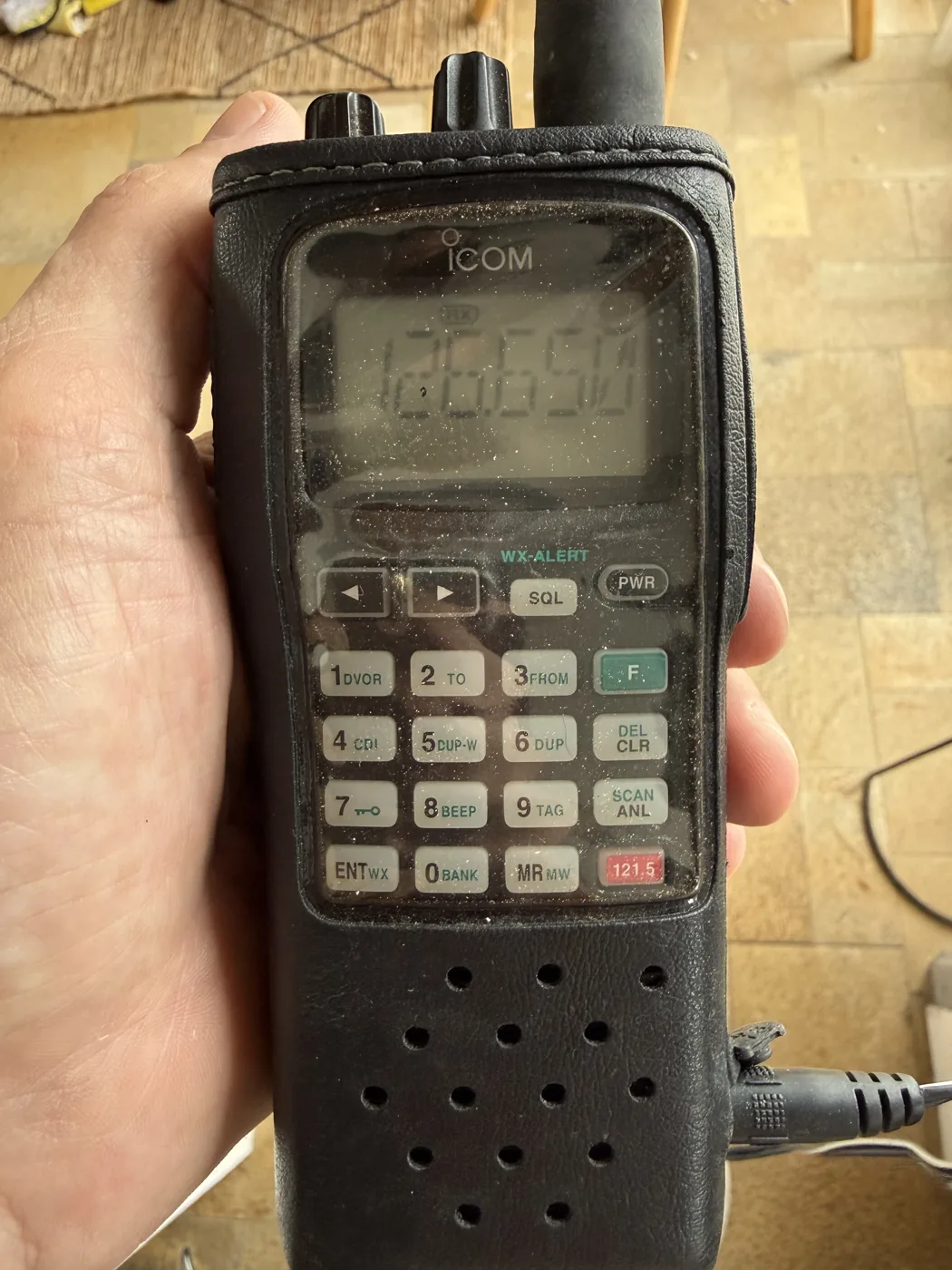 Icom IC-A24, émetteur-récepteur VHF portatif d'aviation, écran allumé sur 126,650 MHz, touche d'urgence 121,5 en rouge